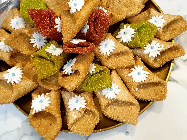קונוסים בדבש ושומשום עם חינניות לבנות